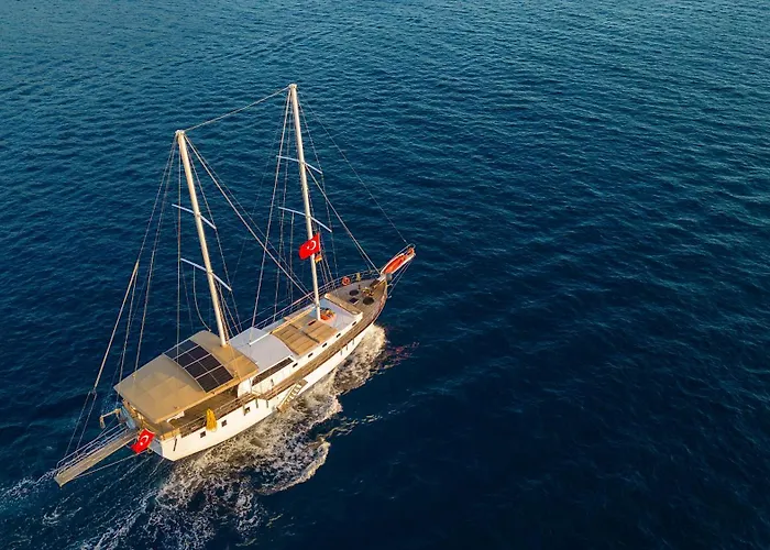 Gulet Flores 船上ホテル *