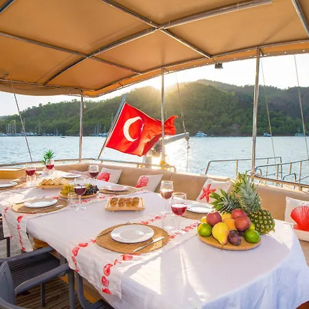 Úszó hotel Gulet Flores